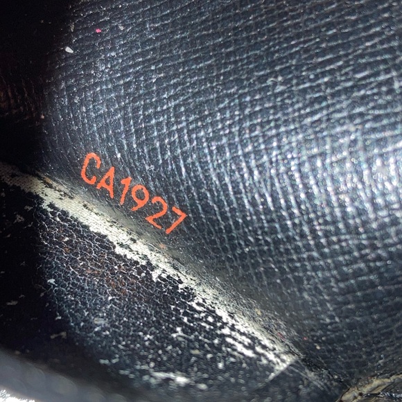 Louis Vuitton VINTAGE Epi 6 Key Holder in a beautiful noir color. - Picture 12 of 12